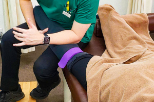 堺整骨院　水巻院の膝痛の施術風景画像です。