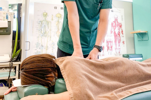 堺整骨院　姪浜院の施術風景画像です。