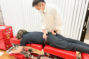 ほねつぎ大和高田接骨院／大和高田はりきゅう院のトムソンベッドでの施術風景画像です。