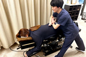 吉祥寺名倉堂接骨院・鍼灸院の骨盤矯正の施術画像