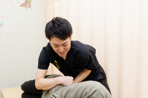 札幌円山あおば鍼灸接骨院の整体の施術風景画像です。