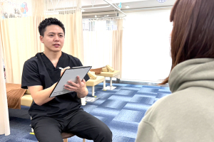 札幌円山あおば鍼灸接骨院のカウンセリング風景画像です。