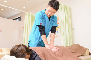 リーフ整骨院　調布院の骨盤矯正施術の施術風景画像です。