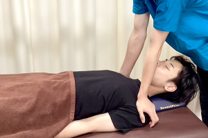 リーフ整骨院　調布院の肩こりの施術風景画像です。