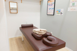 リーフ整骨院 二俣川院で整体施術を受ける内観画像