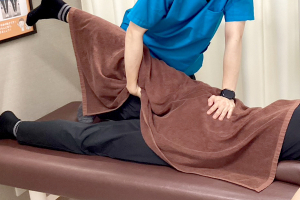 リーフ整骨院　二俣川院の骨盤矯正施術の施術風景画像です。