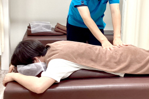 リーフ整骨院　二俣川院の腰痛の施術風景画像です。