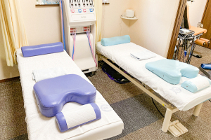 安井整骨院 四條畷院で整体施術を受ける内観画像