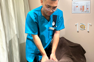 こころ整骨院　小倉店の骨盤矯正施術の施術風景画像です。