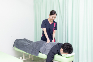 ＮＯＭＯＫＯＴＳＵ鍼灸整骨院　よこはまばし院の骨盤矯正の施術風景画像です。