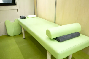 ＮＯＭＯＫＯＴＳＵ鍼灸整骨院 塚本西口院で整体施術を受ける内観画像像