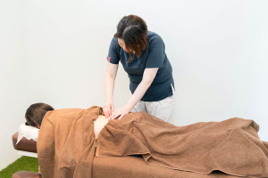 巣鴨総合治療院・整骨院　滝野川院の鍼灸施術の施術風景画像です。