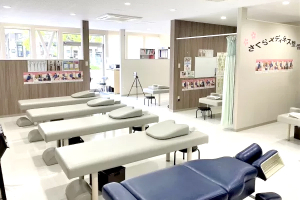  さくらメディネス整骨院西原院の鍼灸施術を受ける内観画像