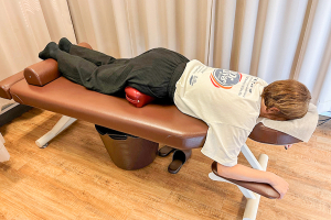 泉佐野８整骨院の骨盤矯正施術の施術風景画像です。