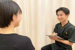 くまのみ整骨院　イオンモール春日部院のカウンセリング風景画像です。