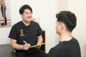 南郷７丁目あおば接骨院のカウンセリング風景画像です。