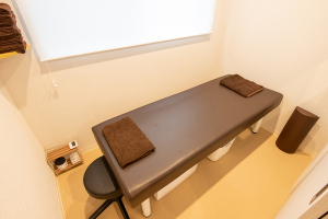 越谷イルソーレ整骨院で整体施術を受ける内観画像