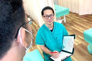 ゆうしん接骨院／鍼灸院　和光のカウンセリング風景画像です。