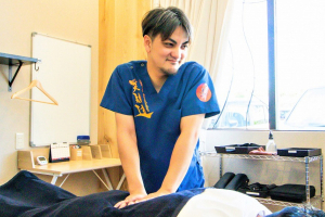 笑顔道宜野湾接骨院の肩こりの施術風景画像です。