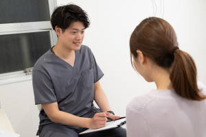 がじゅまる整骨院　ふじみ野上福岡院のカウンセリング風景画像です。