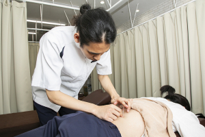 はぴねす鍼灸整骨院　川西院の鍼灸施術の施術風景画像です。
