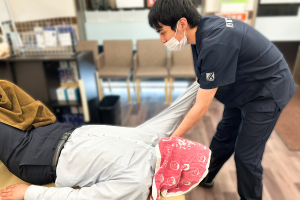 五井駅東口接骨院の整体の施術風景画像です。