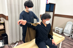 志木駅前接骨院の整体の施術風景画像です。