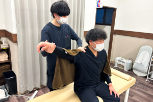 志木駅前接骨院の肩こりの施術風景画像です。