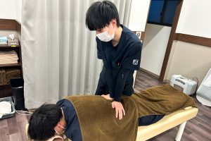 志木駅前接骨院の腰痛の施術風景画像です。