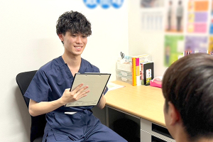 さいたま鍼灸接骨院　イオン大宮院の施術風景画像です。