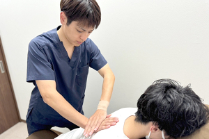 さいたま鍼灸接骨院　イオン大宮院の腰痛の施術風景画像です。