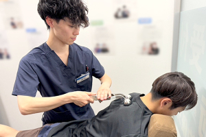 さいたま鍼灸接骨院　イオン大宮院の肩こりの施術風景画像です。