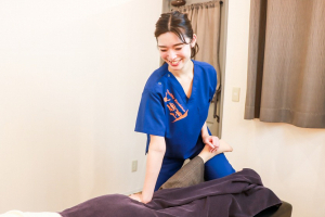 笑顔道喜多見駅の接骨院・はり灸院の骨盤矯正施術の施術風景画像です。