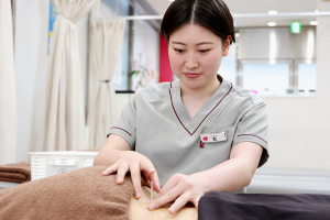 あい鍼灸院・接骨院　堺筋本町院の鍼灸施術の施術風景画像です。
