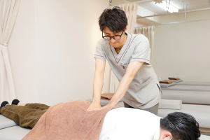 あい鍼灸院・接骨院　笹塚駅院の骨盤矯正の施術風景画像です。