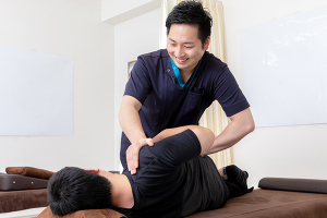 あおば整体院 平安通店の整体の施術風景画像です。