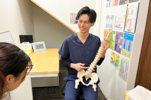 大橋名倉堂鍼灸院・接骨院のカウンセリング風景画像です。