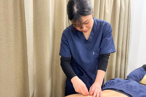 大橋名倉堂鍼灸院・接骨院の鍼の施術風景画像です。