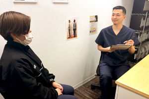 大橋名倉堂鍼灸院・接骨院のカウンセリング風景画像です。