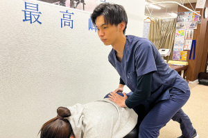 大橋名倉堂鍼灸院・接骨院の猫背や体の歪みの施術風景画像です。