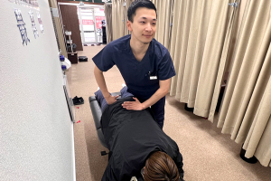 大橋名倉堂鍼灸院・接骨院の腰痛の施術風景画像です。