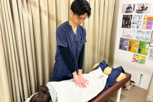 大橋名倉堂鍼灸院・接骨院の腰痛の施術風景画像です。