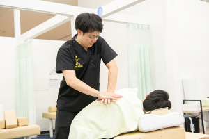 湘南台あおば接骨院はりきゅう院の整体の施術風景画像です。