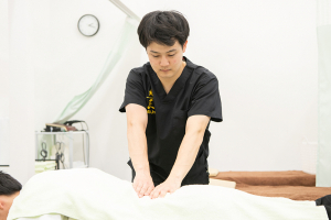 湘南台あおば接骨院はりきゅう院の骨盤矯正の施術風景画像です。
