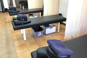 北越谷西口駅前鍼灸接骨院で整体施術を受ける内観画像像