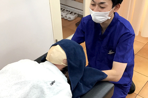 北越谷西口駅前鍼灸接骨院の肩こりの施術風景画像です。