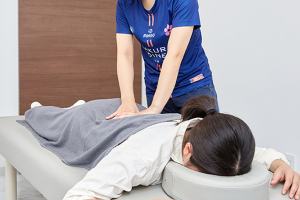 さくらメディネス整骨院　西崎院の腰痛の施術風景画像です。