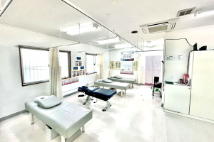 さくらメディネス整骨院 宜野湾院で整体施術を受ける内観画像