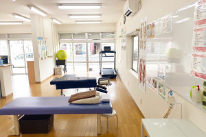 さくらメディネス整骨院　金武院で整体施術を受ける内観画像