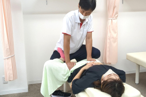 リセット整骨院 新石切院の整体の施術風景画像です。